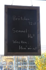 Brötchen, Semmeln und Wecken auf einer Verkaufstafel.